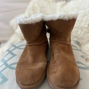 Koolaburra by UGG boots in a brown/chestnut suede material